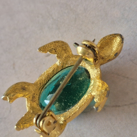 Gold and Green Turtle Brooch with Intricate Details - Picture 3 of 8